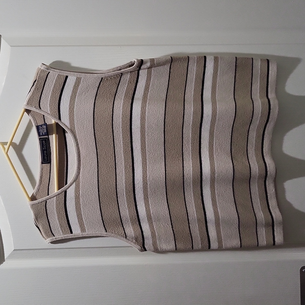 Sleeveless sweater top in size Large from Laura Scott